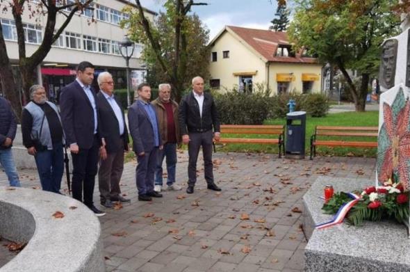 Sesvetski socijaldemokrati položili vijence kod oba sesvetska spomenika, nazočio i Bernardić