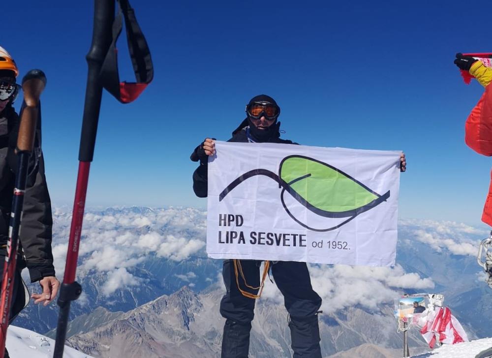 Lipina zastava na Elbrusu