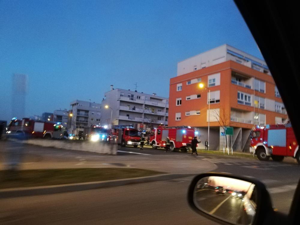 U Novom Jelkovcu gorjela garaža - nepropisno parkirana vozila sprječavala put vatrogascima
