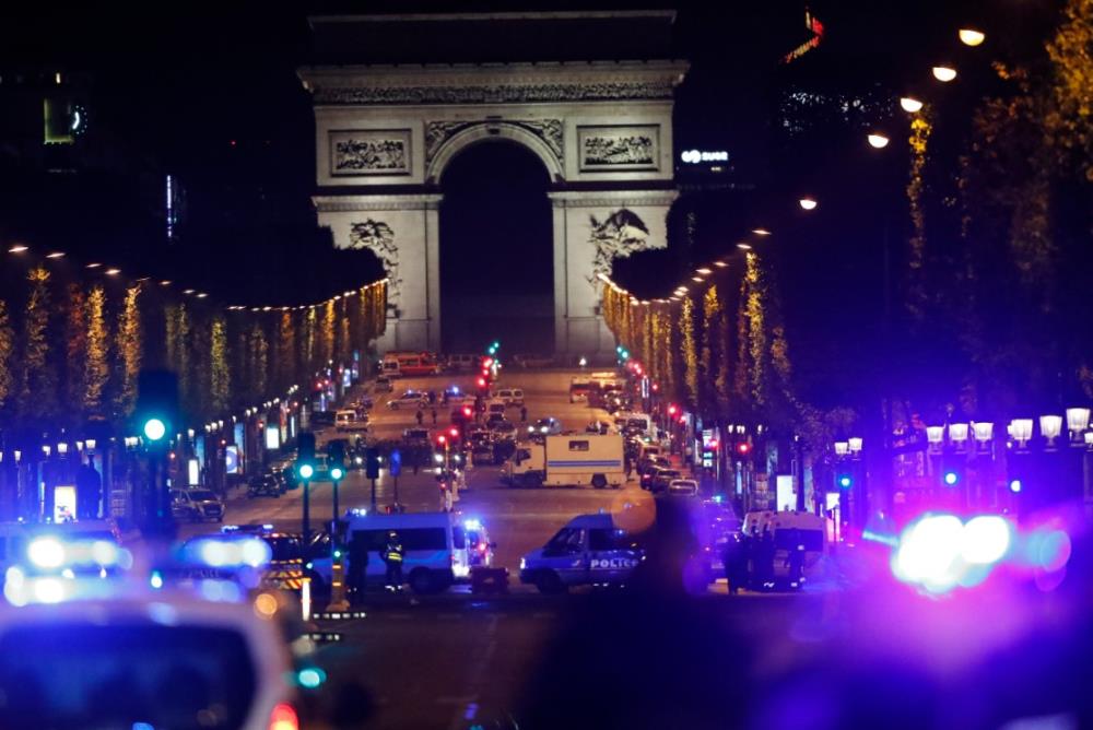 Pariz: U pucnjavi na Elizejskim poljanama ubijeni policajac i napadač