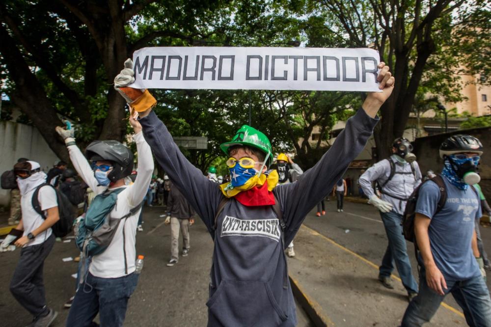 Prosvjedi u Venezueli, oporba blokirala ulice