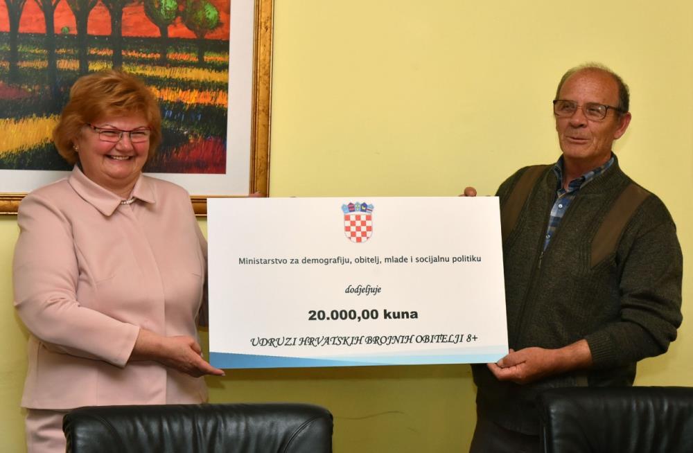 Murganić uručila 20.000 kuna Udruzi obitelji 8+