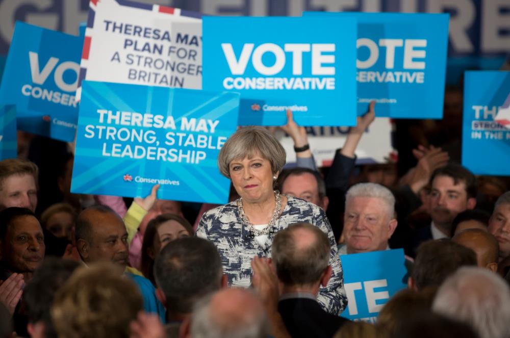 Izbori u Velikoj Britaniji: izlazne ankete predviđaju velike probleme za May