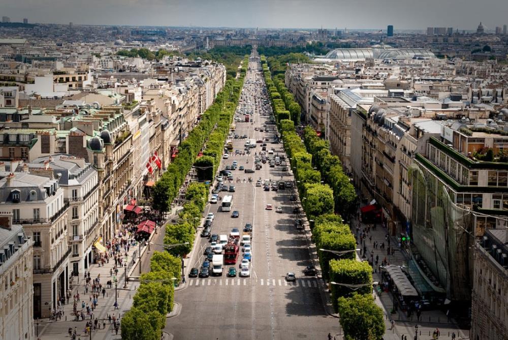 Pariz: automobil se zapalio nakon udara u policijsko vozilo, vozač bio naoružan