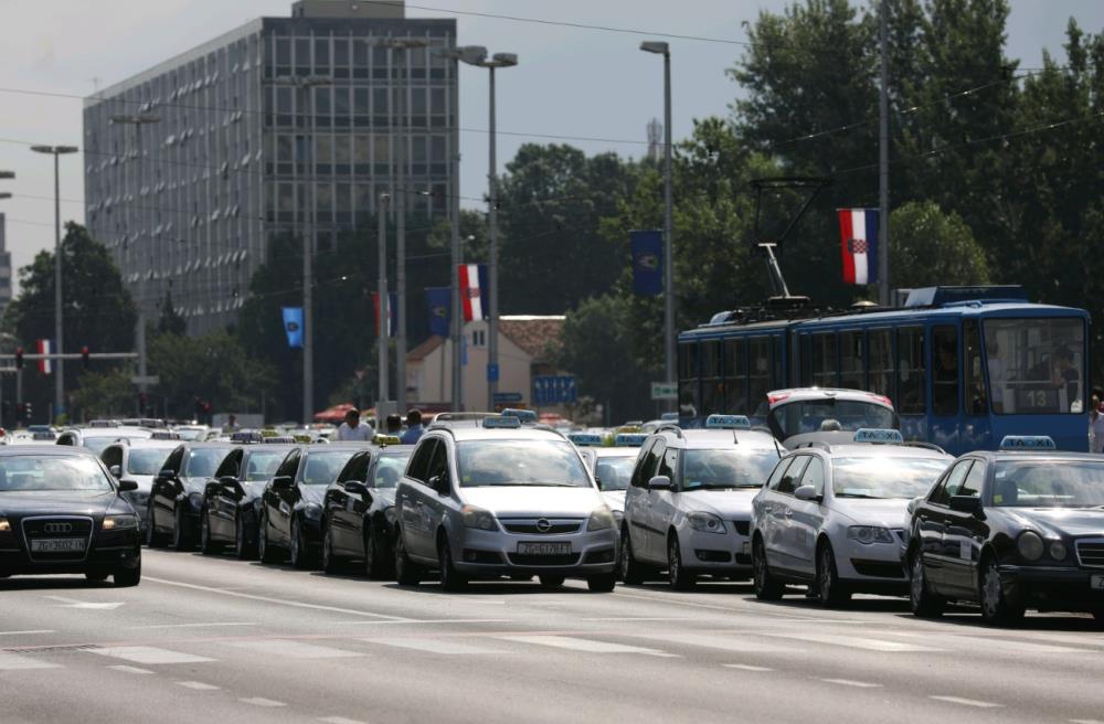 Zbog prosvjeda taksista otežan promet Vukovarskom ulicom