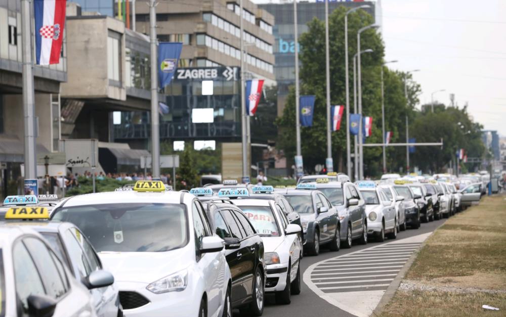 Taksisti i dalje prosvjeduju; promet Vukovarskom normaliziran