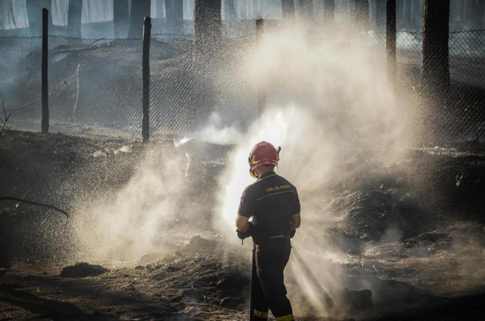 Stotine turista evakuirano zbog požara na Siciliji