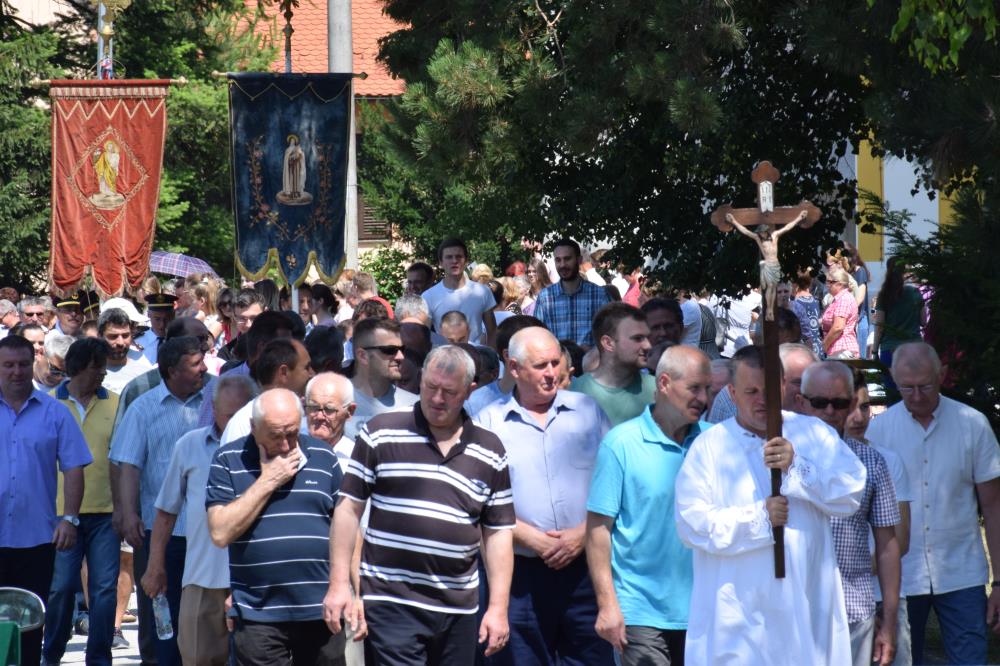 Slavi se Tijelovo, u Vugrovcu održana tradicionalna procesija središtem naselja