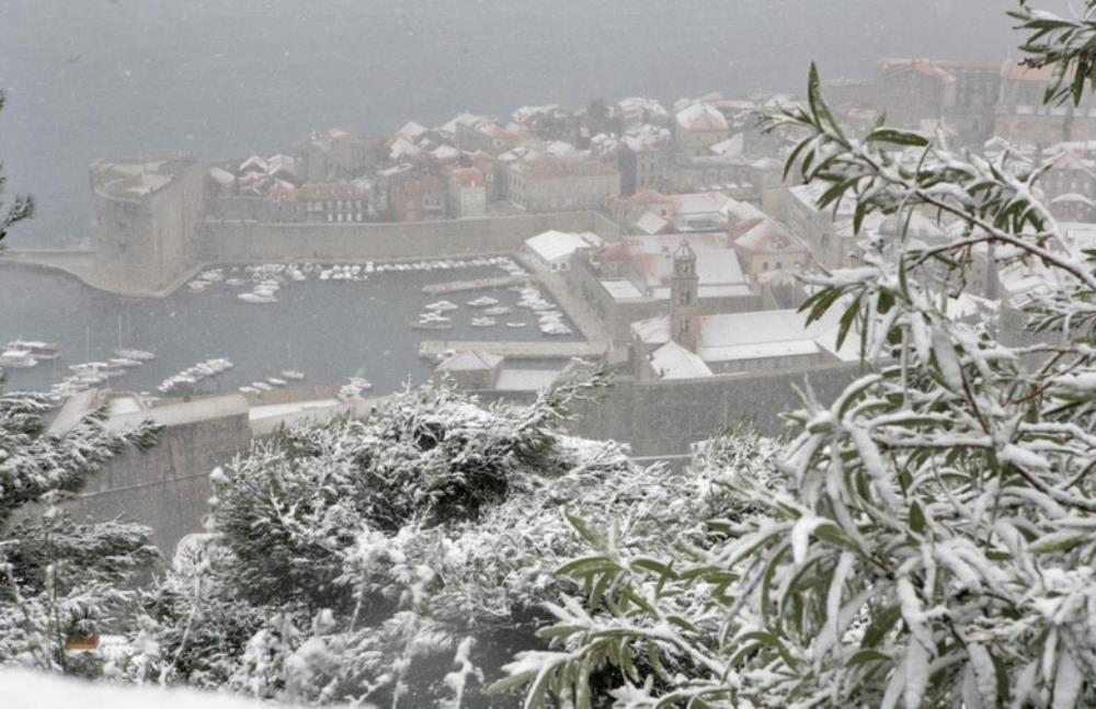Dubrovnik pod snijegom - obje ralice na cestama!