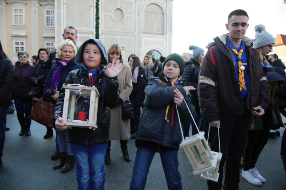 Izviđači donijeli Betlehemsko svjetlo u zagrebačku Katedralu