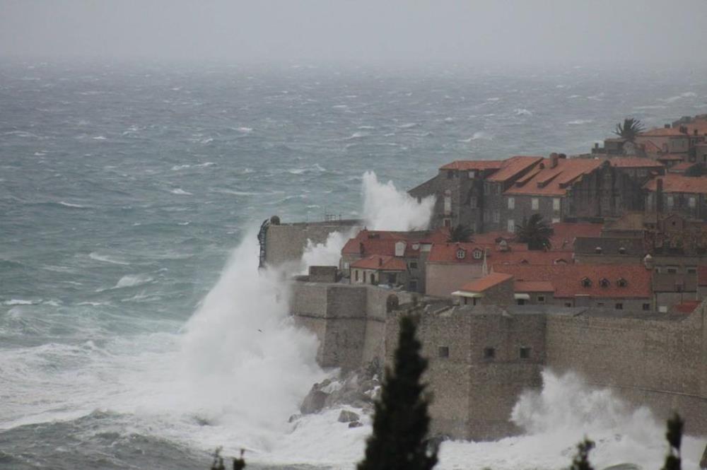 Dubrovnik: Olujni vjetar s kišom rušio stabla, trgao tende
