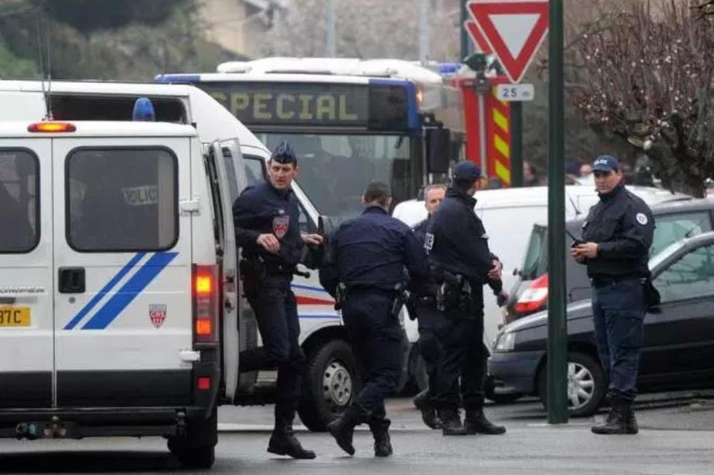 Pješak poginuo u naletu vozila na dva autobusna stajališta Marseilleu