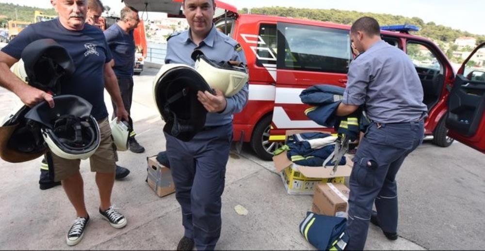 Gasilci darovali opremu vatrogascima u Tisnom