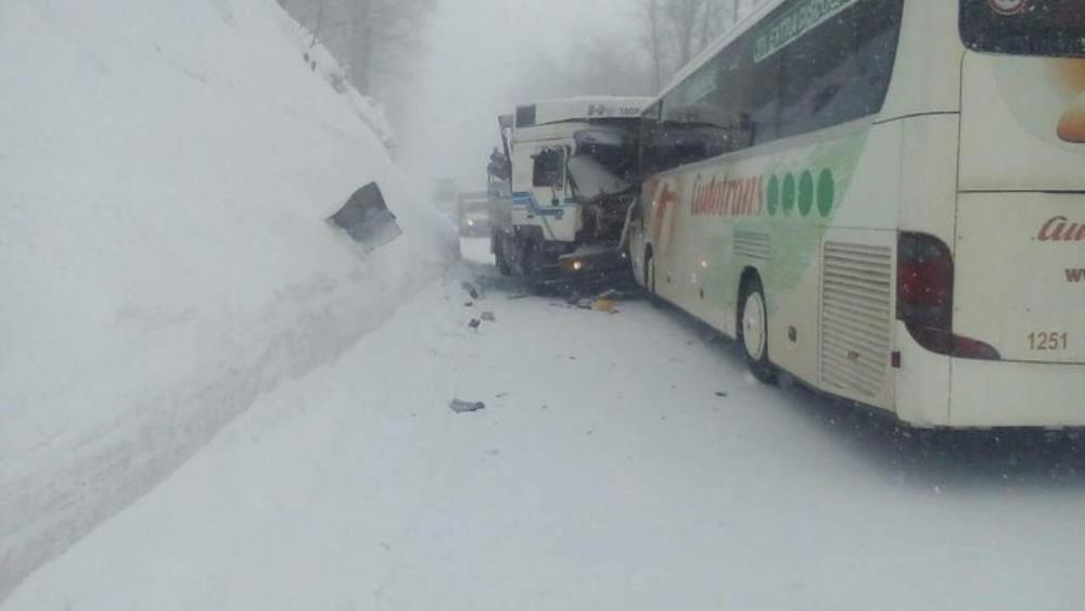 U sudaru autobusa i kamiona kod Gornjeg Jelenja 20 ozlijeđenih, dvojica vozača teže ozlijeđena