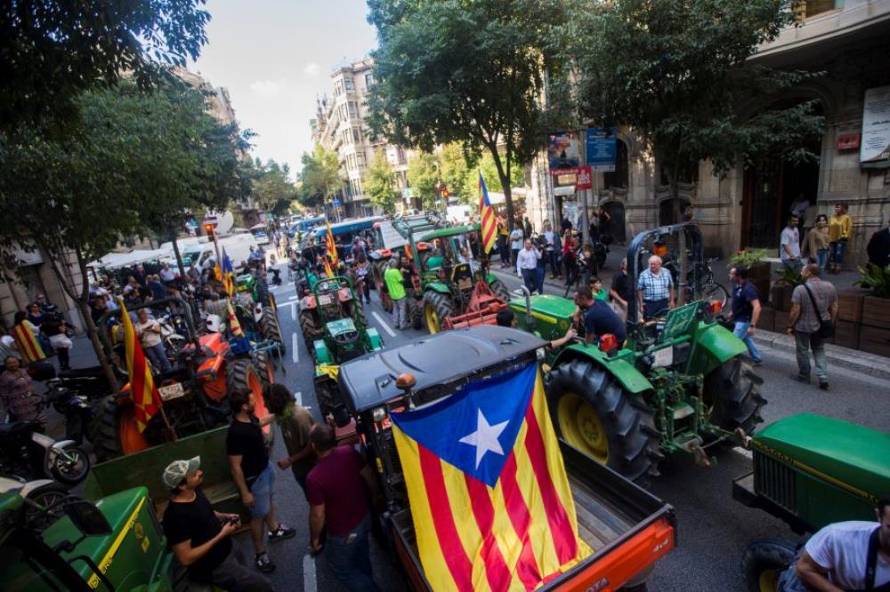 Dva dana do referenduma Katalonci zauzeli škole, traktorima zakrčili gradove