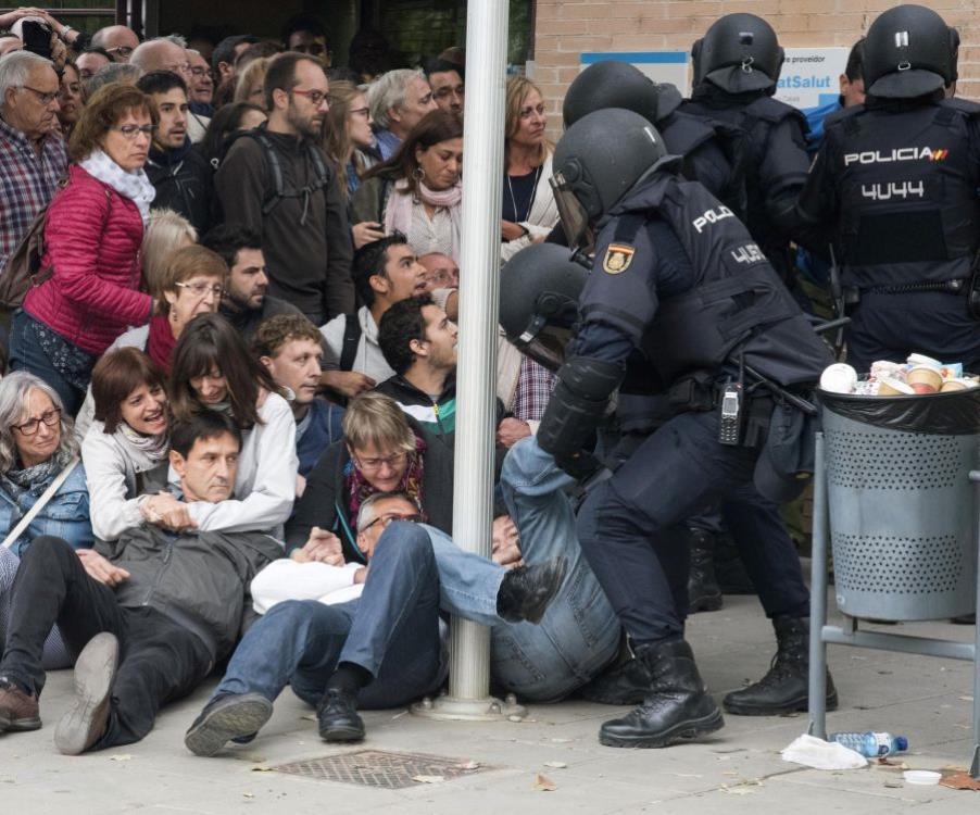 U sukobima s policijom koja nastoji zaustaviti referendum u Kataloniji ozlijeđeno 337 građana