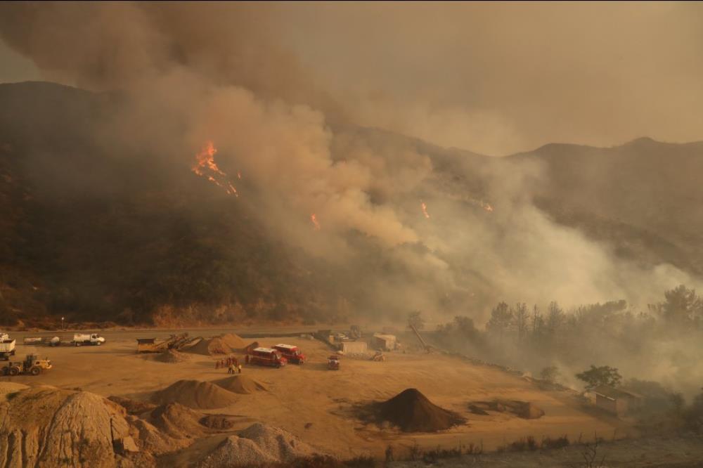 Najveći šumski požar u povijesti Los Angelesa natjerao na evakuaciju stotine ljudi
