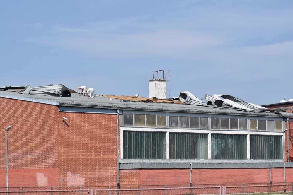 Krov Gimnazije i OŠ Sesvetska Sopnica privremeno zaštićeni, sanira se krov škole u Brestju