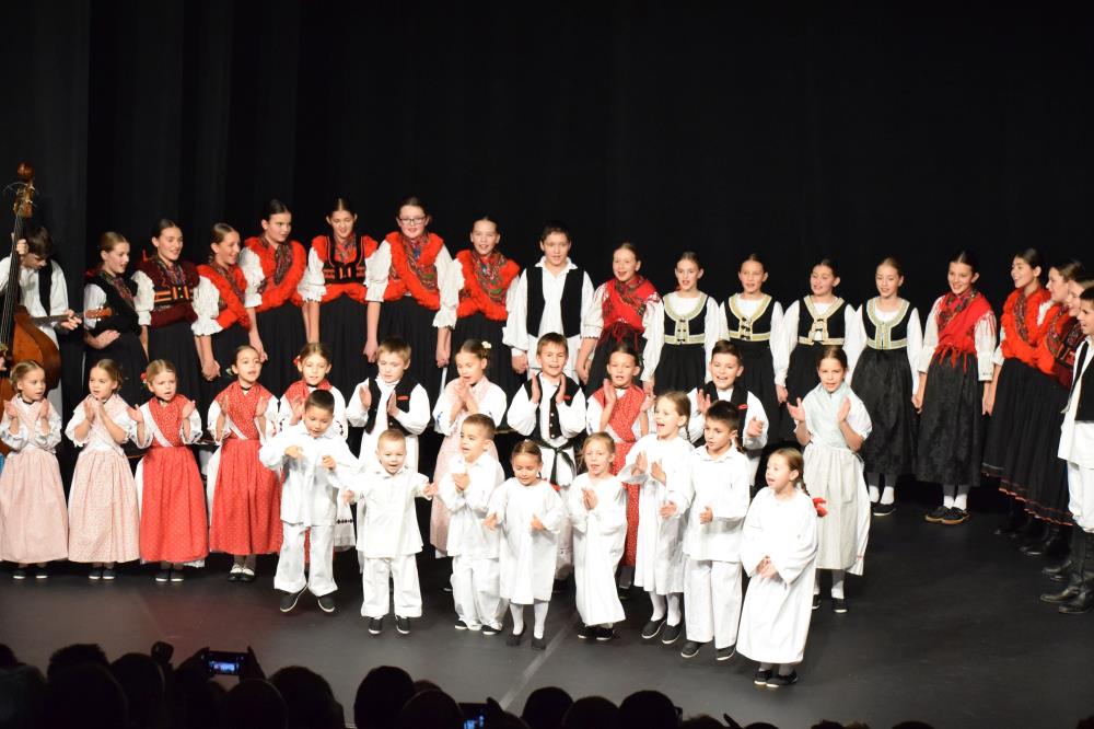 Plesom mališani Sesvetskih Sela pozdravili sv. Nikolu