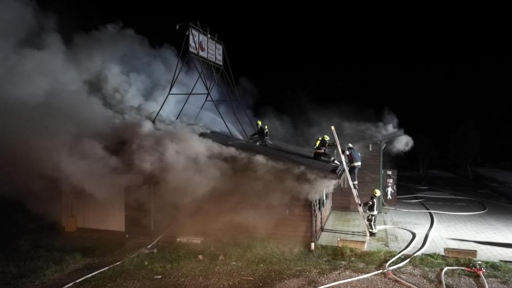 Vatrogasci cijelu noć na intervenciji, izgorio objekt bivšeg autokampa