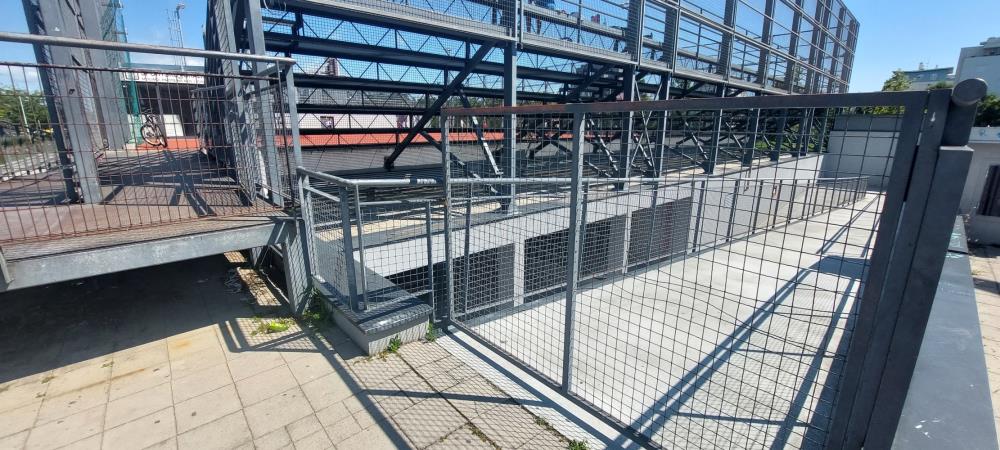 Preskačući ogradu maloljetnik se teško ozlijedio na sportskom igralištu u Novom Jelkovcu