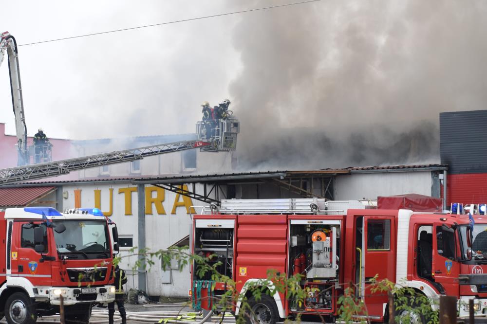 Veliki požar u Sesvetama, gori proizvodni pogon Lutre