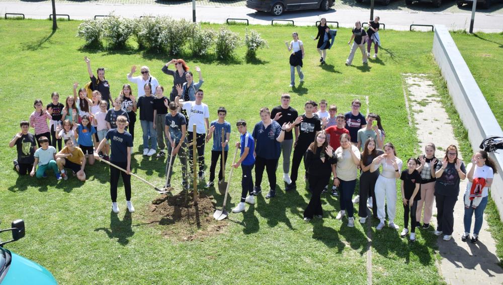 Zeleni se okoliš OŠ Sesvetska Sela: Učenici i šumari sadili drveće