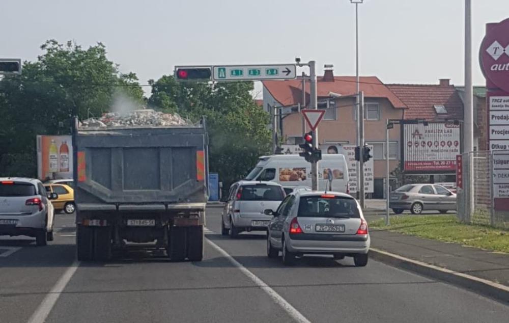 Skandalozno: Zaustavljeni u Sesvetama, građevinski otpad sad navoze u Ivanju Reku tik do Slavonske Avenije
