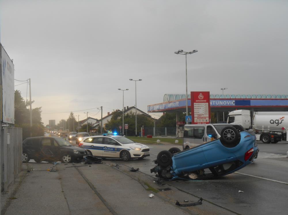 Teška nesreća u Kobiljaku, auto završio na krovu