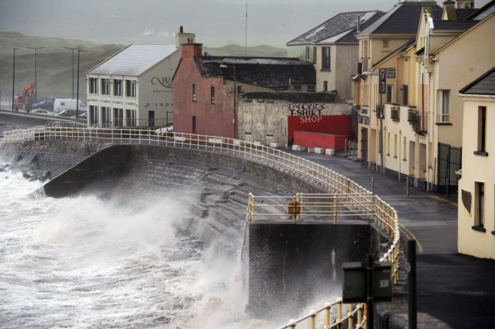 Oluja Ofelija odnijela tri života u Irskoj
