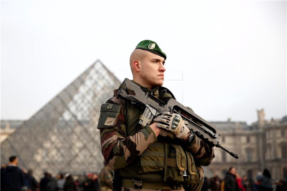 Francuski vojnik pucao na naoružanog muškarca koji je pokušao ući u Louvre