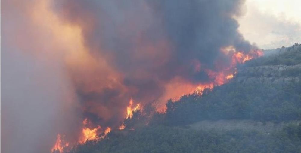Dva hrvatska i jedan crnogorski zrakoplov gase požar iznad Debelog brijega