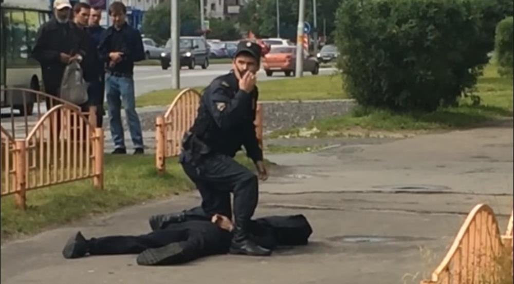 Terorizam?: U  Surgutu (Rusija) osam osoba napadnuto nožem, napadač ubijen (video)