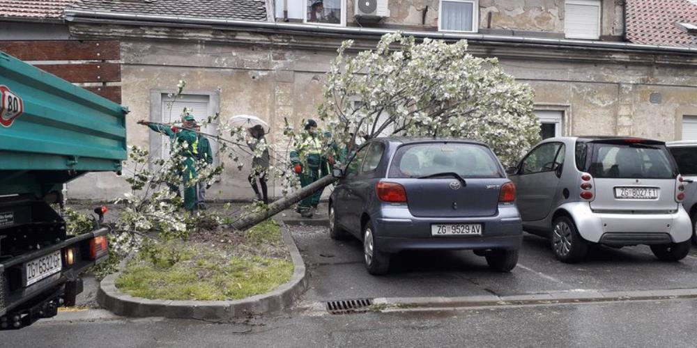 Olujni vjetar u Zagrebu radi štetu, dvije osobe ozlijeđene, policija poziva građane da ne izlaze bez potrebe