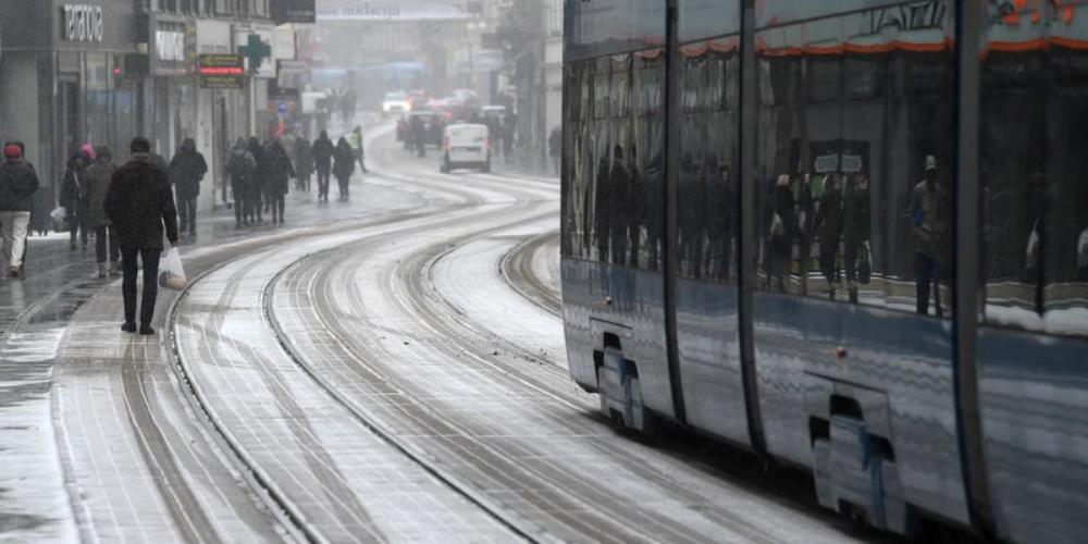 Niske temperature i snijeg otežavaju gradski promet