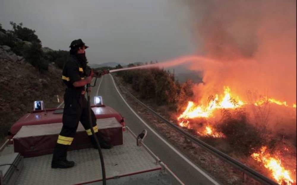 Požar kod Crvenog jezera - vatrogasci cijele noći natapali rubove šume