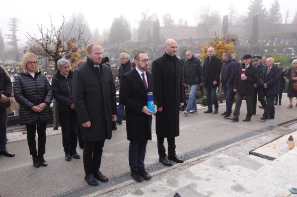 Gradsko izaslanstvo položilo vijence na Mirogoju u znak sjećanja na žrtvu Vukovara i Škabrnje
