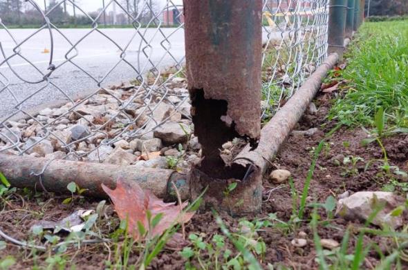 Nova žica drži trule stupove ograde na sportskom igralištu u Brestju