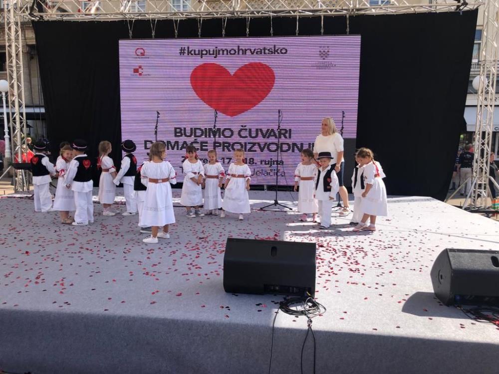 Mališani iz Sesveta na otvaranju manifestacije "Kupujmo hrvatsko"