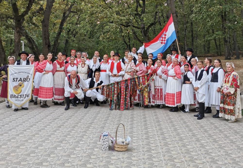 Folkloraši Starog Brestja iz gostovanja u Bugarskoj donesli doma pobjednički pehar