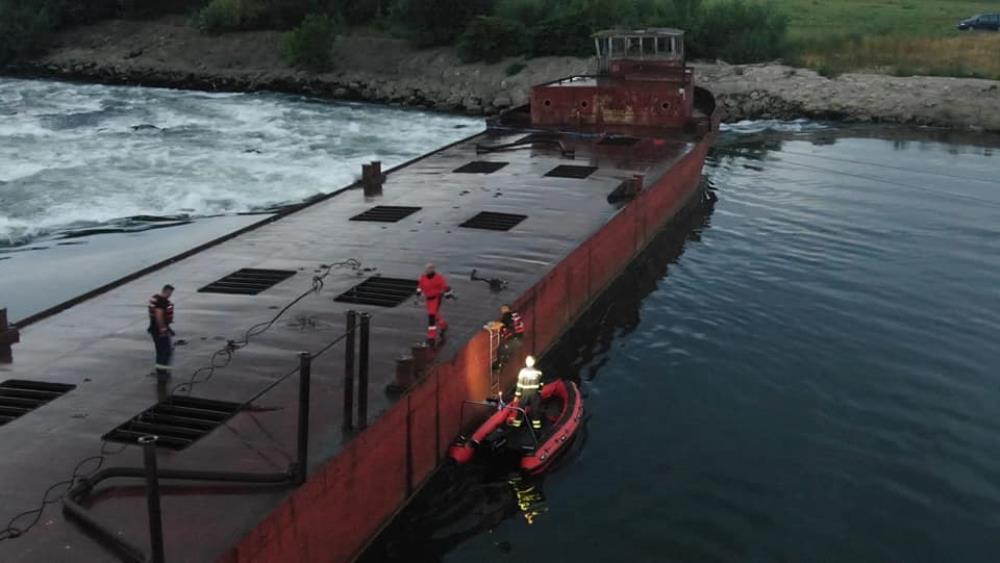 Noćas na Savi kod toplane: Spašen most od plutajuće olupine