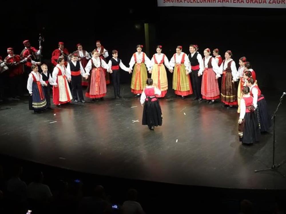 Sesvetski mali folkloraši na završnom koncertu 42. zagrebačke smotre folklora