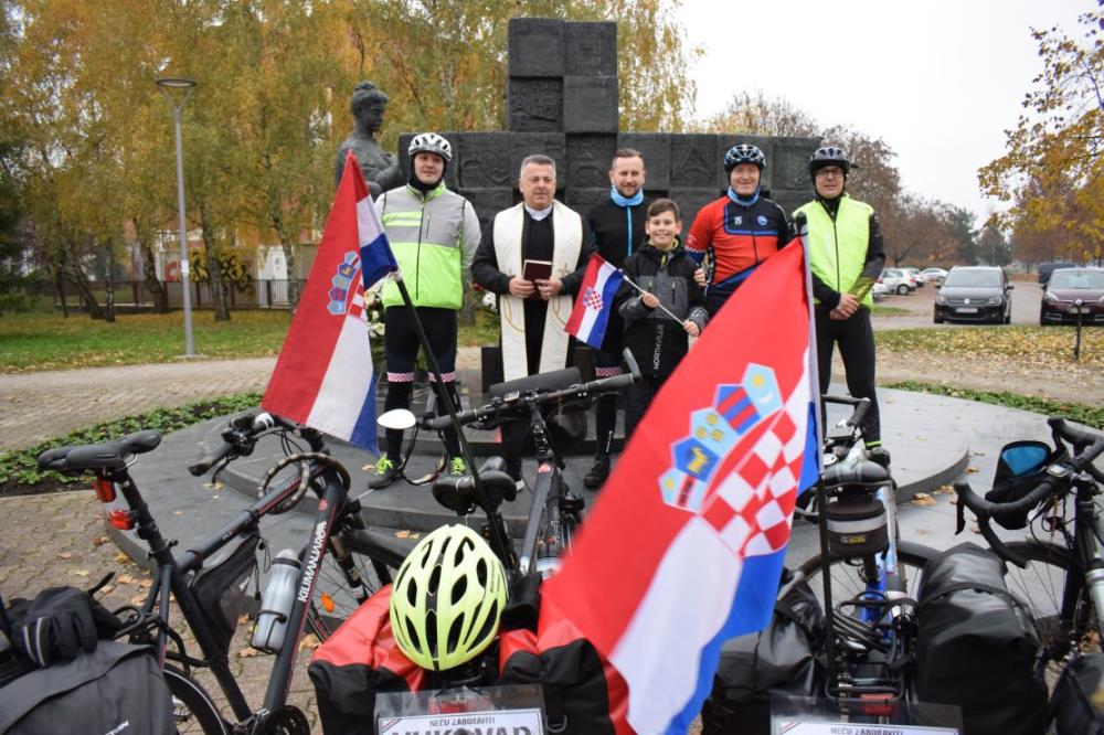 Biciklistički maraton iz Sesveta uz blagoslov jutros krenuo za Vukovar (video)