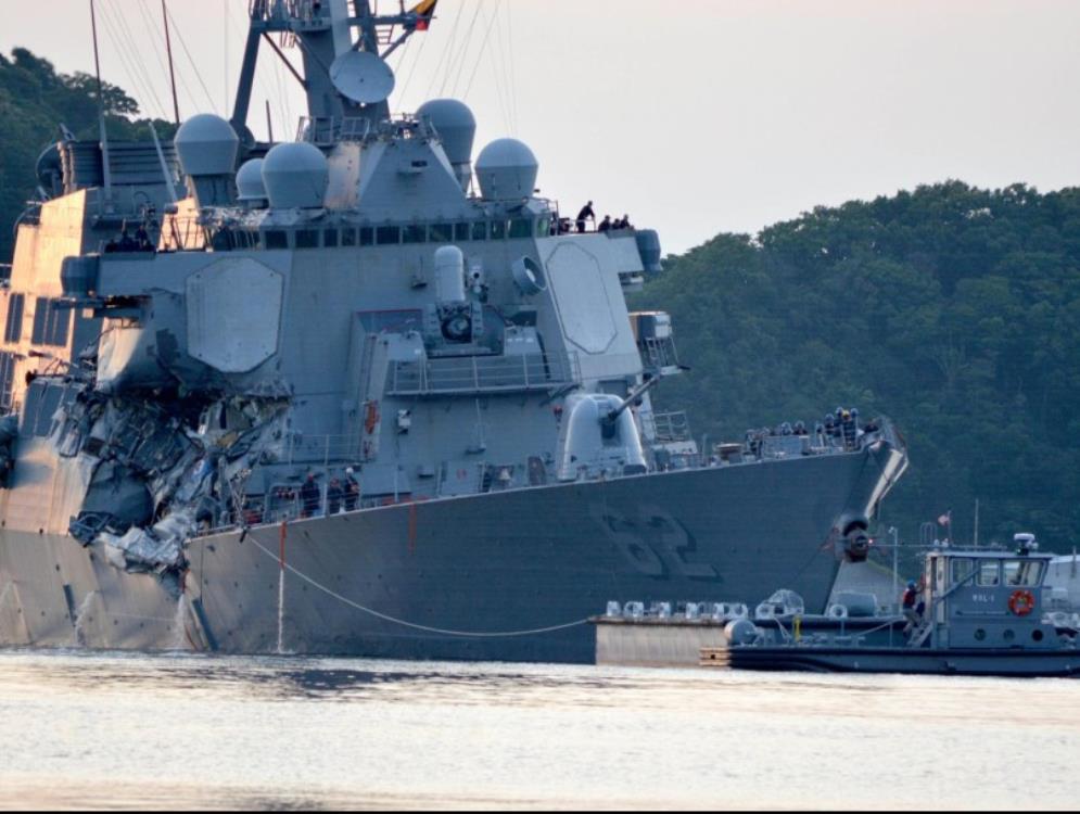 Deset mornara nestalo u sudaru američkog ratnog broda i tankera blizu Singapura