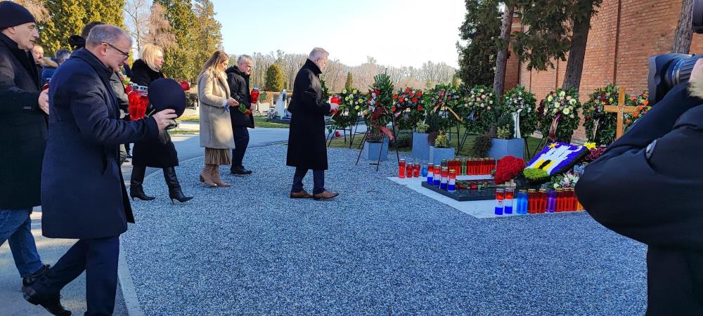 Godišnjica je smrti Milana Bandića, stranački kolege na grobu mu zapalili svijeće