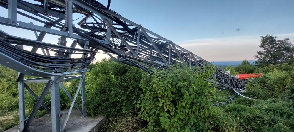Orkansko nevrijeme u srijedu popodne srušilo je telekomunikacijski stup u Vugrovcu