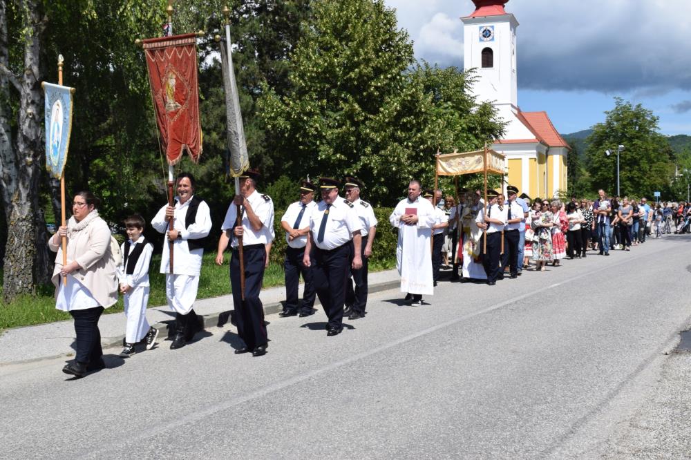 Slavi se Tijelovo, u Vugrovcu uobičajena procesija, a misa na Farofu