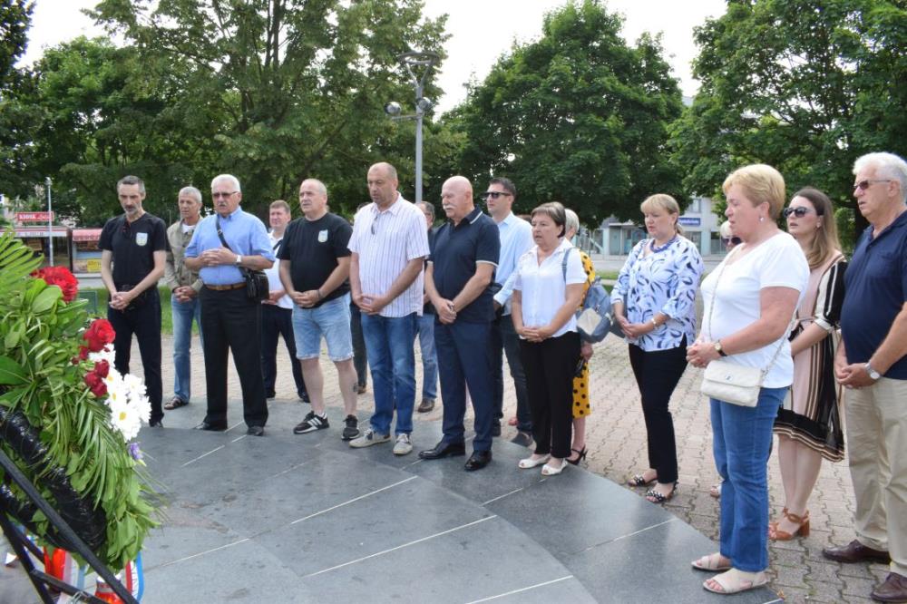 Vijenci za Dan državnosti položeni u Sesvetama na spomenik poginulim Sesvećanima