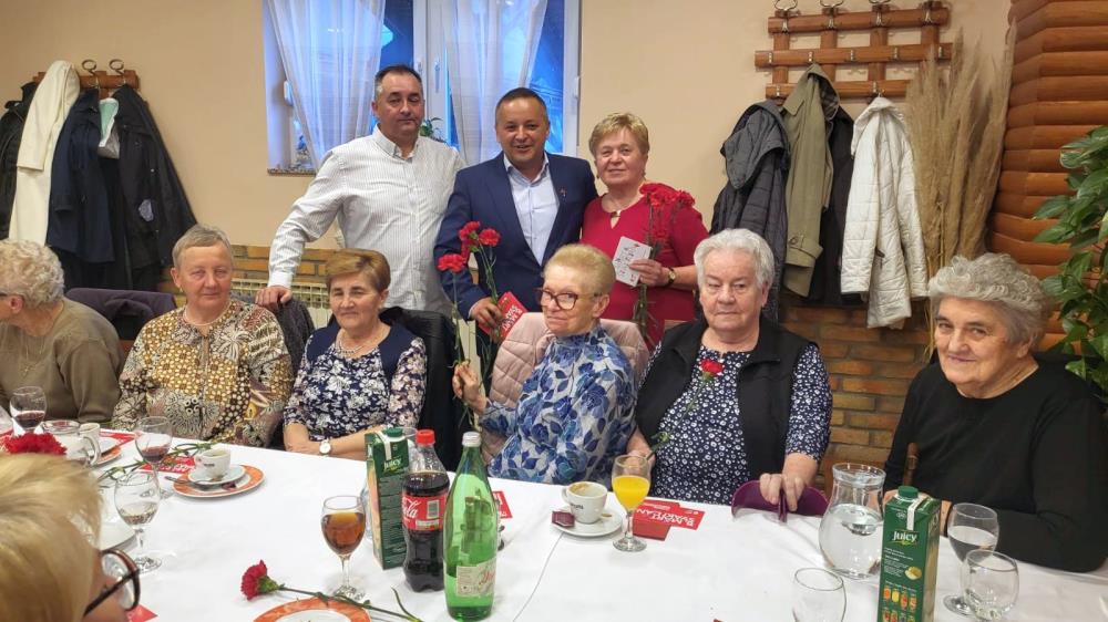 Kolarić članicama Organizacije žena Kašina na subotnjoj proslavi darivao karanfile