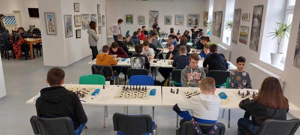 Pedesetak mladih šahista u Sesvetama na susretima 1. kadetske šahovske lige